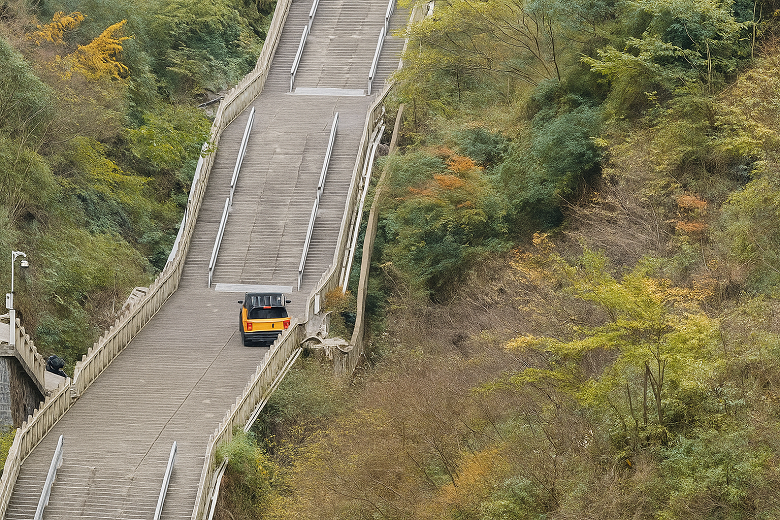 «Небесная лестница» не покорилась новому внедорожнику от Chery: Fulwin X3L повредил ограждение и чуть не упал с горы